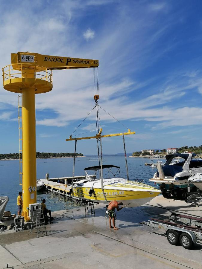 Appartement And Boat Petra Spanjol - Crane And Moorings